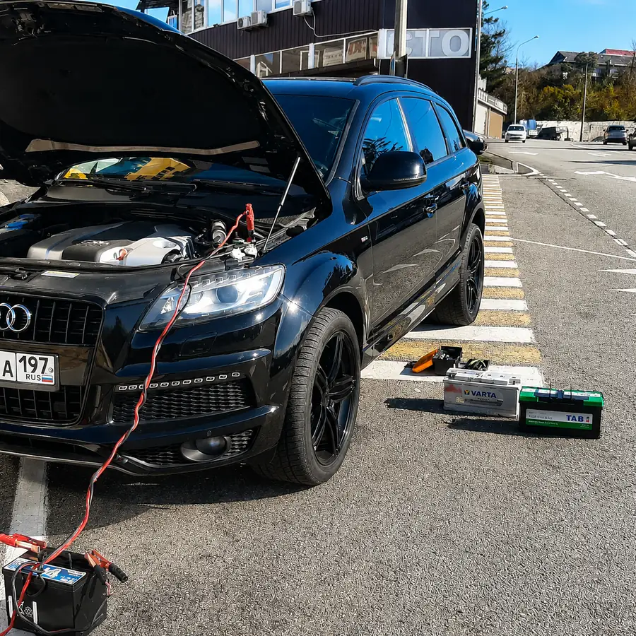 Выездная замена аккумулятора на автомобиле Audi в Сочи