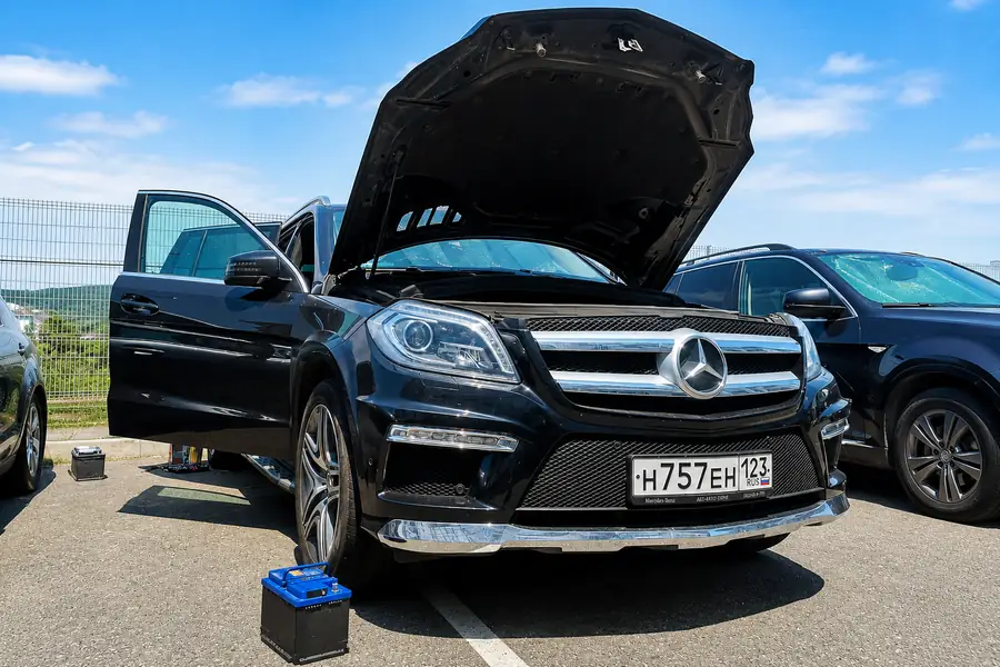 Замена аккумулятора на внедорожнике Mercedes-Benz