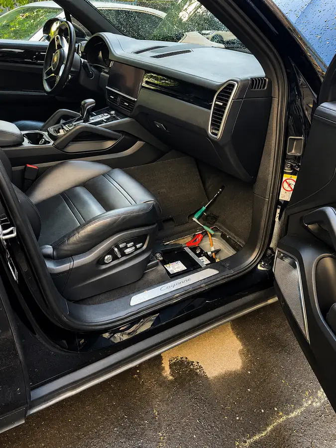 Установка аккумулятора в Porsche Cayenne в Сочи